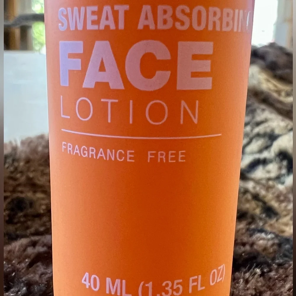 *NWOT* Sweat Absorbing Face Lotion - Picture 2 of 7